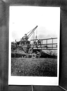 Ein Kran hebt die eiserne Eisenbahnbrücke in die richtige Position - CH-BAR - 3241639