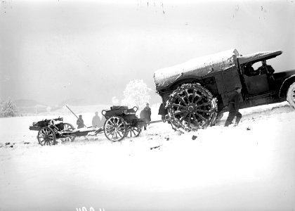 Ein Lastwagen als Zugmaschine einer 15cm Haubitze im Neuschnee - CH-BAR - 3241015