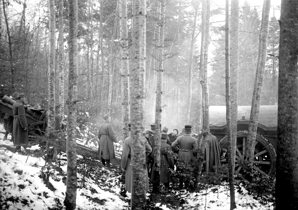 Ein Lastwagen fährt mit einer 15cm Haubitze einen steilen Hang hinunter - CH-BAR - 3241027