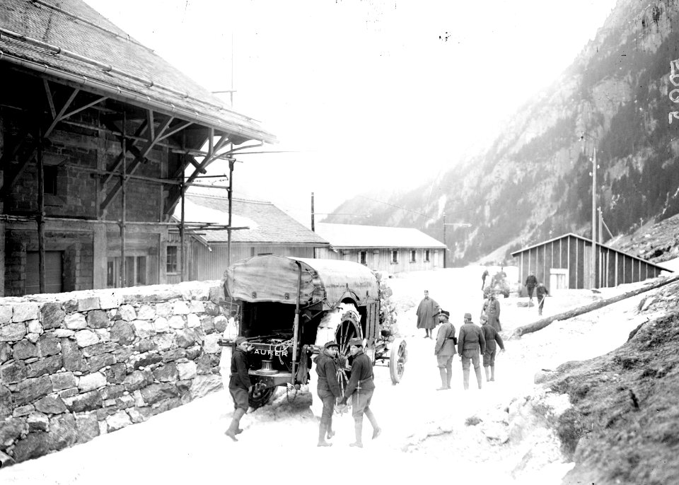Ein Lastwagen trifft im Depot in Göschenen ein - CH-BAR - 3241115
