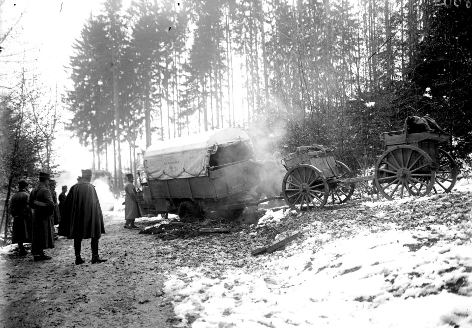 Ein Lastwagen wird aus dem Morast befreit - CH-BAR - 3241029