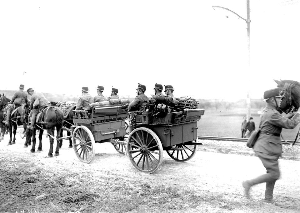 Ein vollbesetzter Wagen der fahrenden Mitrailleure - CH-BAR - 3240405