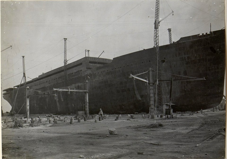 Ein von den Italienern als Kaserne verwendetes Schiff. (BildID 15664866)