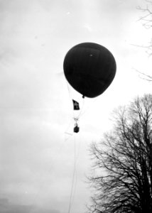 Ein Windstoss erfasst den Fesselballon - CH-BAR - 3238372