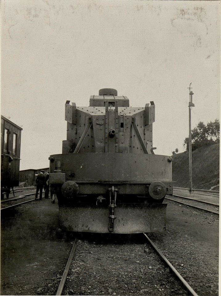 Ein mit Schnellfeuergeschützen und Maschinengewehren ausgerüsteter Panzerzug der k.u.k. Staatsbahnen bei Zborow, Juni 1916 (BildID 15542219)