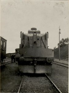 Ein mit Schnellfeuergeschützen und Maschinengewehren ausgerüsteter Panzerzug der k.u.k. Staatsbahnen bei Zborow, Juni 1916 (BildID 15542219)
