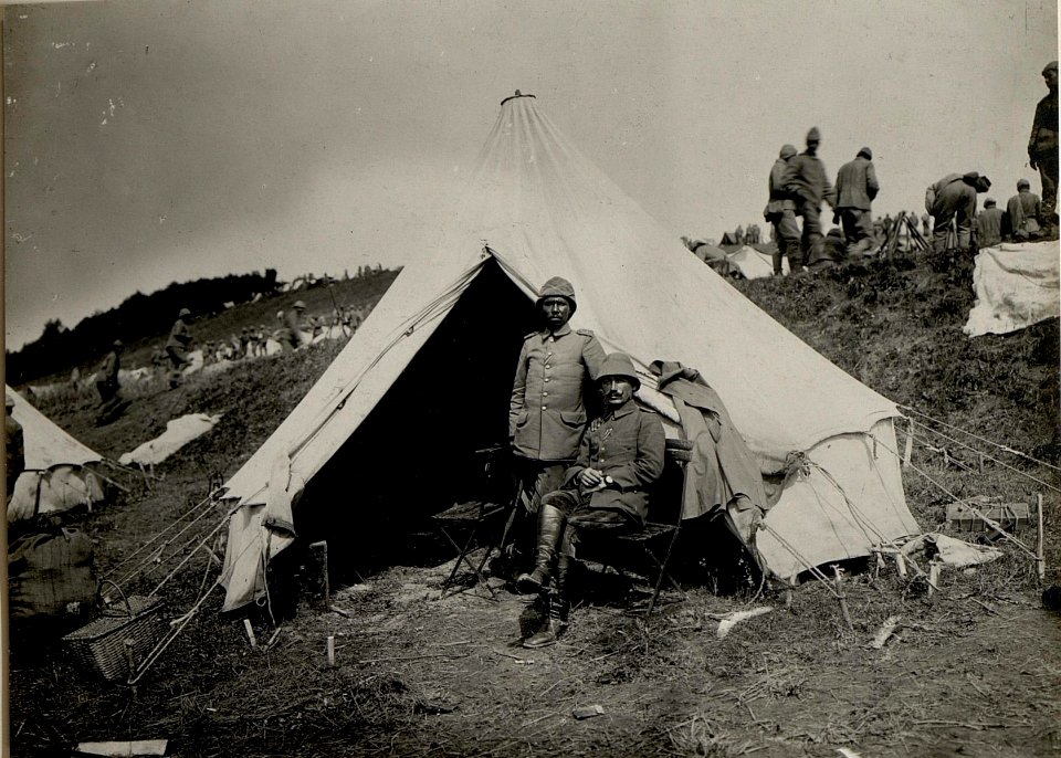 Ein schwarzer und weisser türkischer Offizier des XV. ottomanischen Korps vor ihrem Zelt, aufgenommen am 15. August 1916 (BildID 15542723)