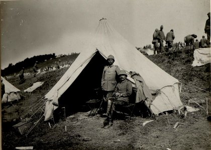 Ein schwarzer und weisser türkischer Offizier des XV. ottomanischen Korps vor ihrem Zelt, aufgenommen am 15. August 1916 (BildID 15542723)