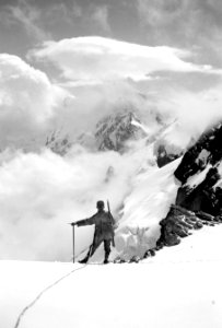 Ein Soldat bestaunt die imposante Bergwelt - CH-BAR - 3238944