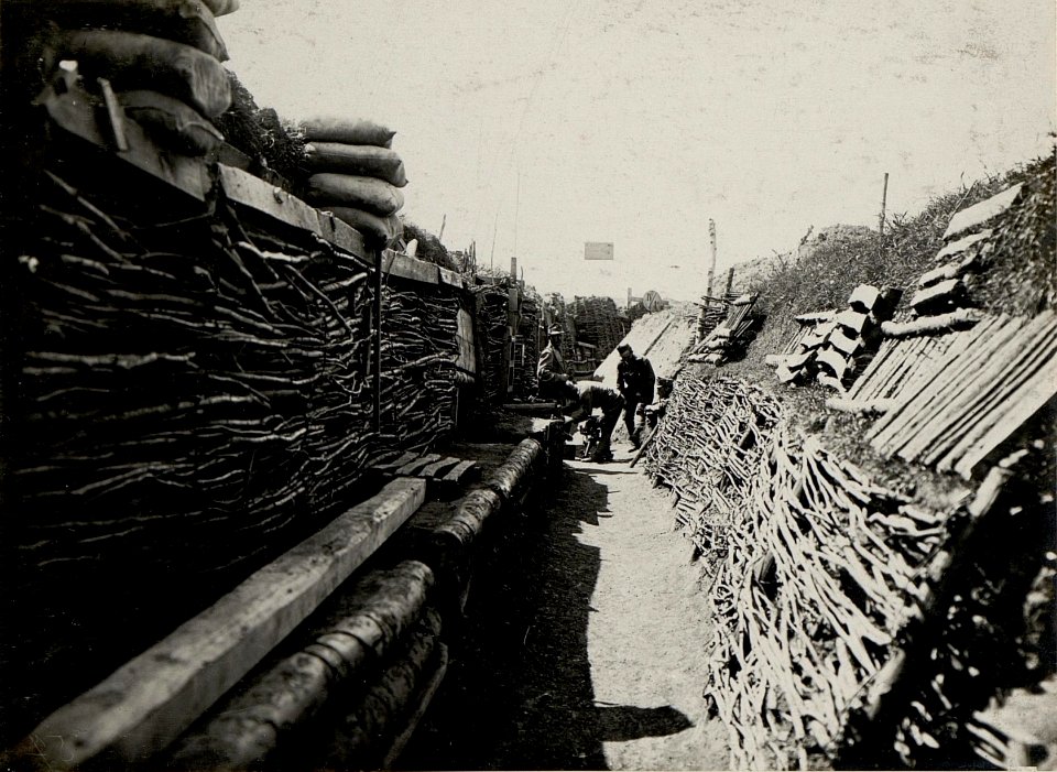Ein nach dem Trommelfeuer am 8. Juni wieder in Stand gesetzter Schützengraben bei der 13.Kompanie des Infanterieregimentes 86, am 25.Juni.1916 (BildID 15542254)