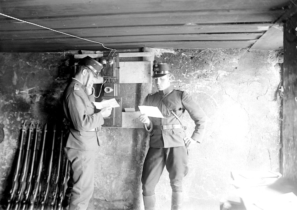 Ein zweites Telefon in der Telefonzentrale der Uebung - CH-BAR - 3238836
