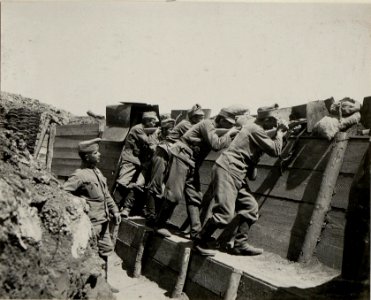 Ein Teil der Verteidigungsanlage am Trichter, besetzt von den 14. Dragonern, 80 Schritte vom Feinde entfernt, Kreuzhöhe Kote 363 südlich Gebrow, aufgenommen am 3. Juni 1916 (BildID 15542051)