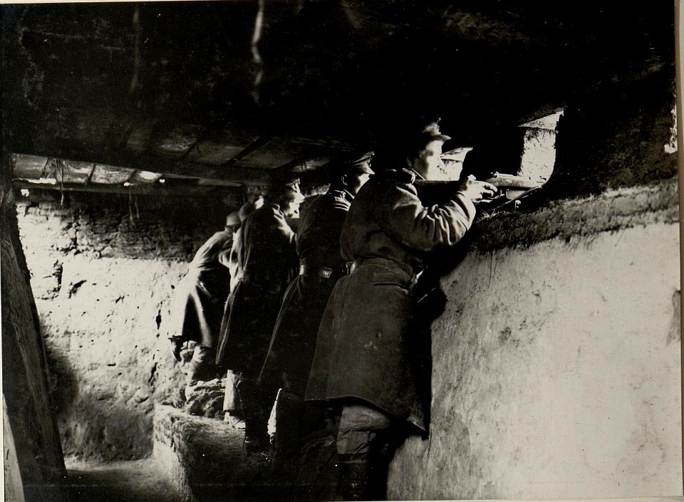 Ein vollkommen eingedeckter Schützengraben beim III-89 Baon westlich von Zornizcze. Aufgenommen am 9. XI. 1915. (BildID 15540685)