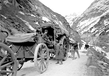 Ein Saurer-Lastwagen auf der Gotthardstrasse - CH-BAR - 3241093