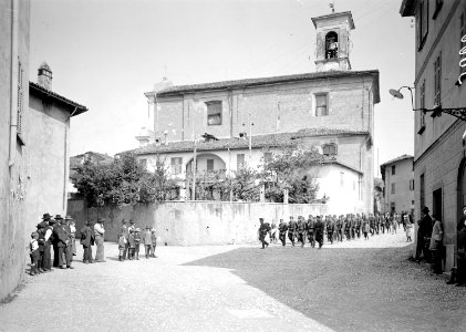 Ein Zug Infanterie kehrt von der Arbeit zurück ins Dorf - CH-BAR - 3238605