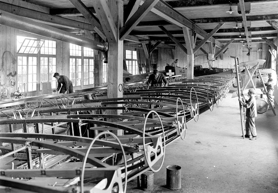 Eine Halle mit Flugzeuggerippen ohne Bespannung - CH-BAR - 3241398