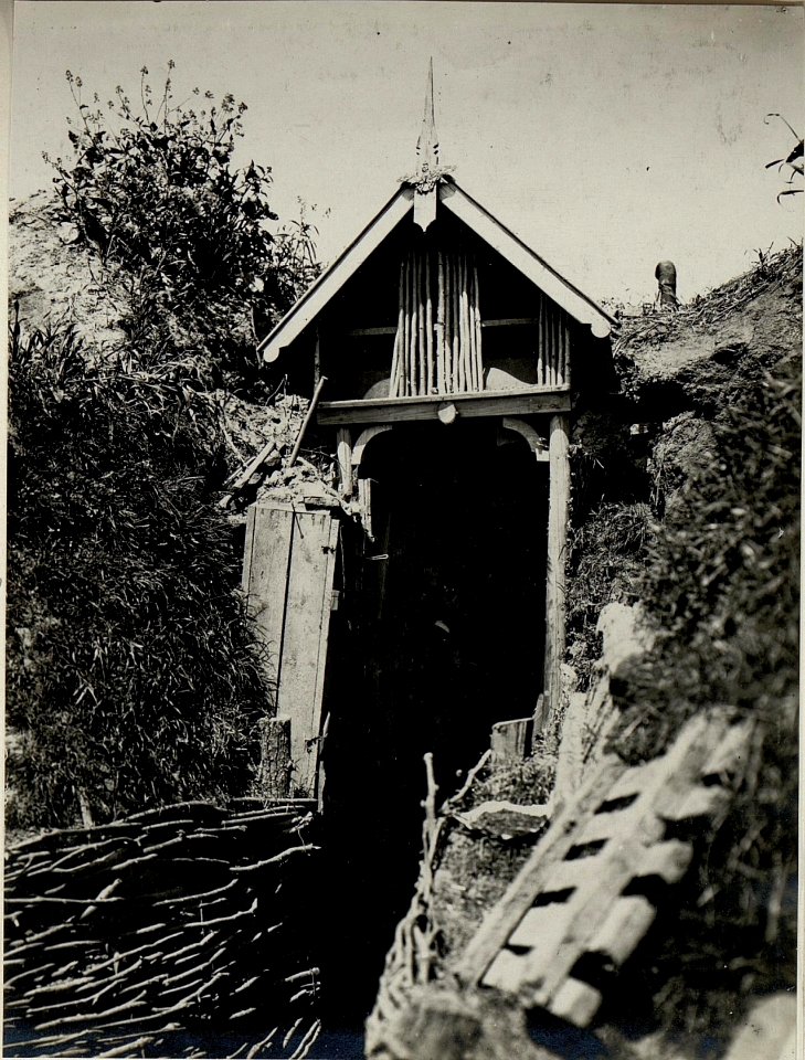 Ein Unterstand für einen Schwarm in der 14 Kampfstellung des Infanterieregimentes 86 südöstlich von Seredince, aufgenommen am 25. Juni 1916 (BildID 15542240)