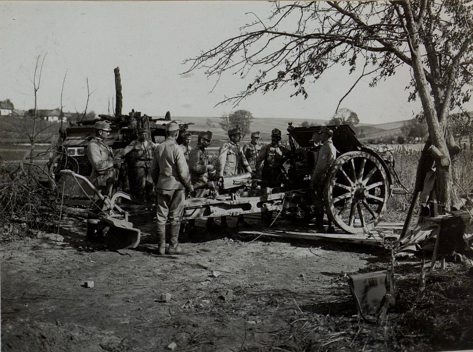 Eine 15cm M14 Haubitze beim Laden in einer Mulde Bol Zagorze (BildID 15442293)