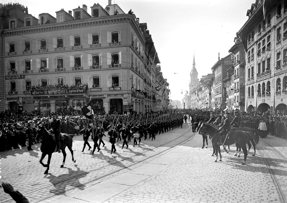 Eine Bataillonsfahne beim Defilee vor dem Generalstab - CH-BAR - 3238240