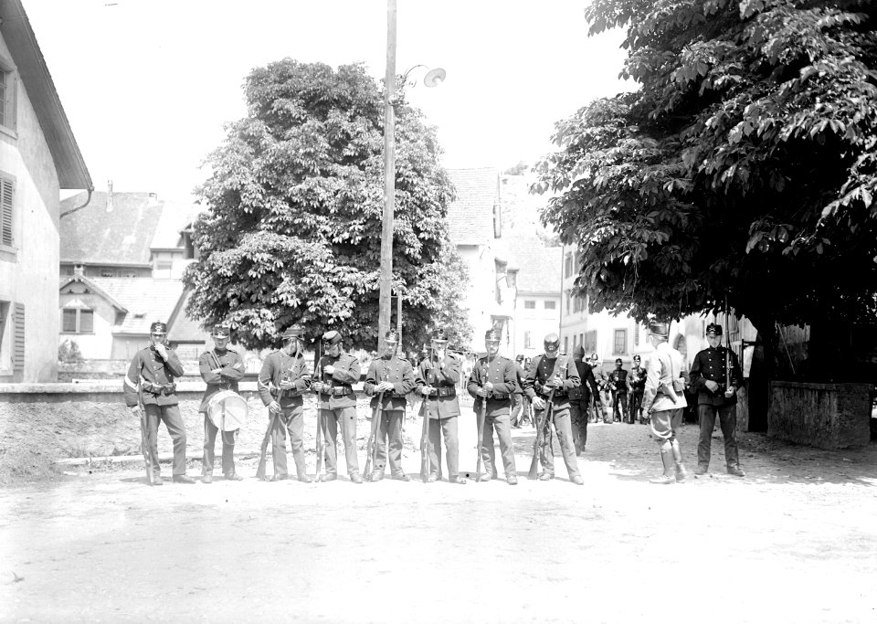 Eine Ortswachtgruppe mit aufgesetzten Bajonetten - CH-BAR - 3240536