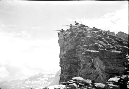 Eine Gruppe Infanteristen geht im Fels in Stellung - CH-BAR - 3238875