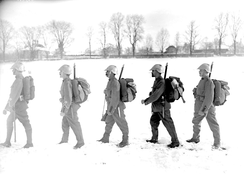 Eine Gruppe von Infanteristen mit dem neuen Stahlhelm von der Seite - CH-BAR - 3240246