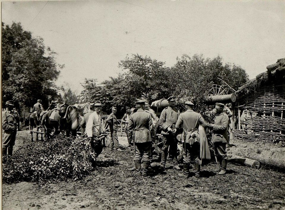 Eine von den Russen erbeutete leichte 15 cm Kanone, erbeutet in russ. Polen, in den Stellungen der 32.Infanteriedivision in Seredince, bedient von einer deutschen Batterie 646, 15.6.1916. (BildID 15542170)