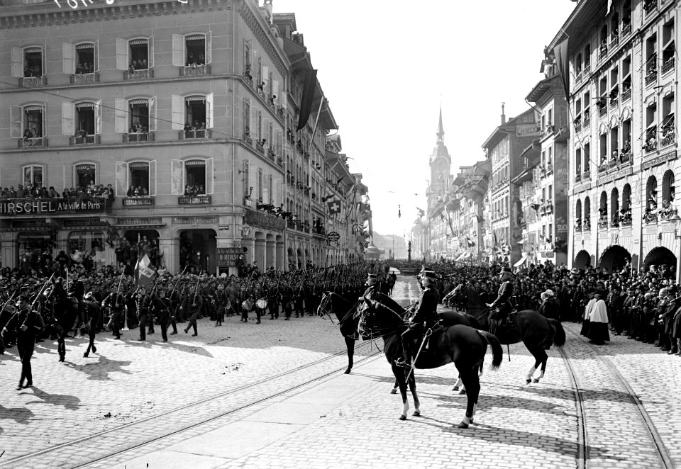 Eine Bataillonsfahne beim Defilee vor dem Generalstab - CH-BAR - 3238241