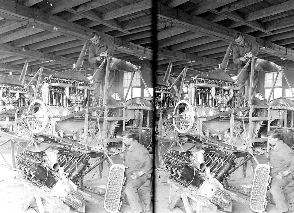 Einbau der Motoren in das Flugzeug - CH-BAR - 3241403