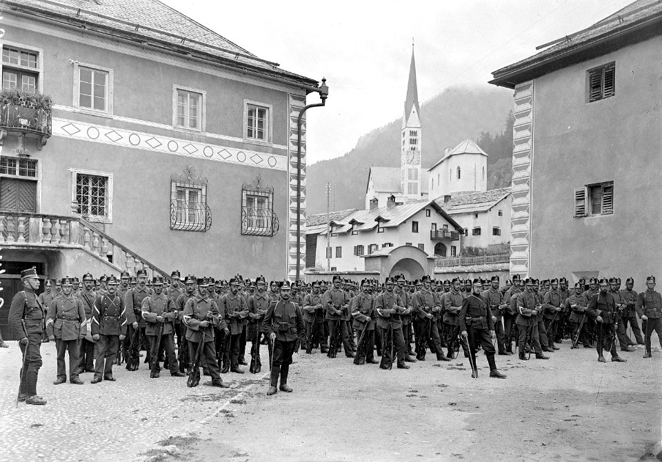 Eine Landwehrkompanie in Zernez vor dem Ausrücken - CH-BAR - 3238767