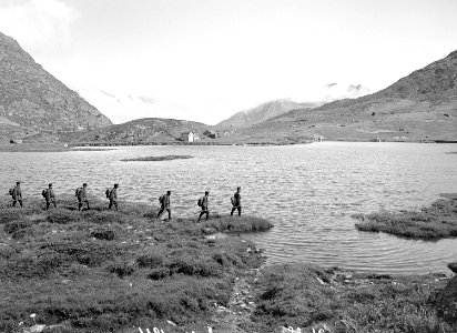 Eine Patrouille am Bergsee - CH-BAR - 3238899