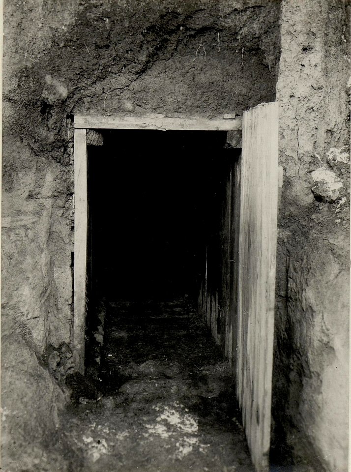 Eingang eines Minenwerfer im Schützengraben beim Infanterieregiment 82, aufgenommen am 18. Februar 1916 (BildID 15541722)