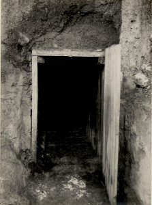 Eingang eines Minenwerfer im Schützengraben beim Infanterieregiment 82, aufgenommen am 18. Februar 1916 (BildID 15541722)