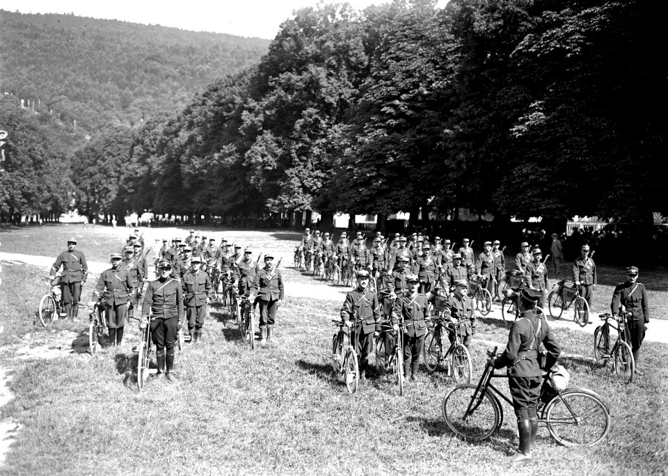 Eine Radfahrer Kompanie in Sammelformation - CH-BAR - 3240475
