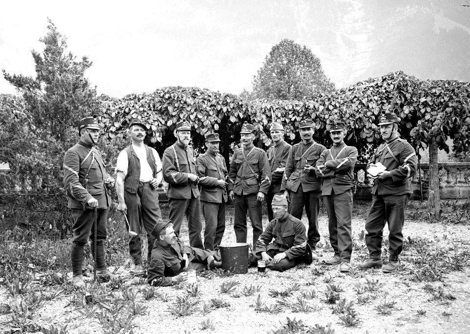 Eine Gruppe von Mitrailleuren nach Arbeitsschluss - CH-BAR - 3241330