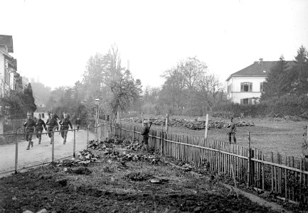 Eine Schmugglerpatrouille entlang dem Grenzzaun in Kreuzlingen - CH-BAR - 3240956