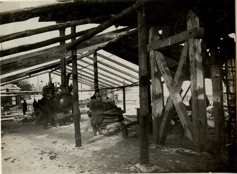 Eine vom 9. Korpskommando errichtete Kreissäge. OSTROZEC. Aufgenommen am 4. Dezember 1915. (BildID 15540797)