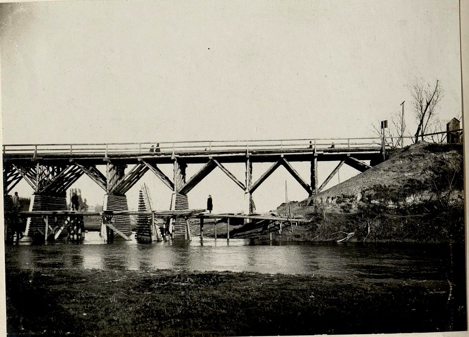 Eine von österr.und.Pionieren gebaute Hochwasserfreie Brücke über den Styr bei Luck. Aufgenommen am 24.XI.1915. (BildID 15540853)