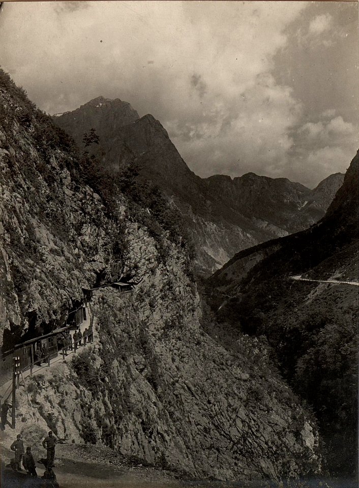 Eingang zum Strassentunnel bei der Flitscher Klause. Aufgenommen am 19. Mai 1916. (BildID 15475615)