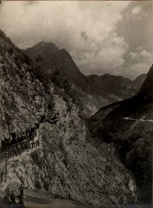 Eingang zum Strassentunnel bei der Flitscher Klause. Aufgenommen am 19. Mai 1916. (BildID 15475615)