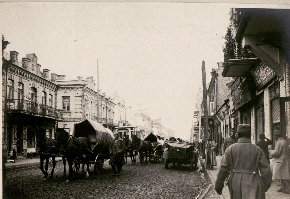 Eine österreichisch-ungarische Trainkolonne durchzieht die Hauptstraße in Luck. (BildID 15733216)