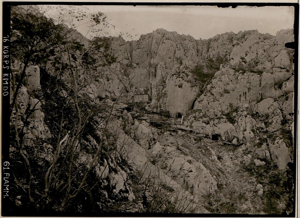 Eingebaute Mannschaftsunterstände am Felshange des Monte Sabotino, Cavernen (BildID 15732166)