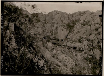 Eingebaute Mannschaftsunterstände am Felshange des Monte Sabotino, Cavernen (BildID 15732166)