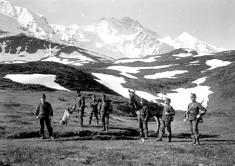 Eine Gruppe von Soldaten vor der Jungfrau im Hintergrund - CH-BAR - 3241320