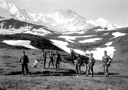 Eine Gruppe von Soldaten vor der Jungfrau im Hintergrund - CH-BAR - 3241320