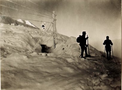 Eingang in den Schneetunnel zum Baonskmdo.2-28 auf den Findenig. (BildID 15496556)