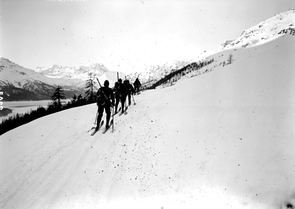Eine Vierer-Patrouille unterwegs in der Loipe - CH-BAR - 3239371