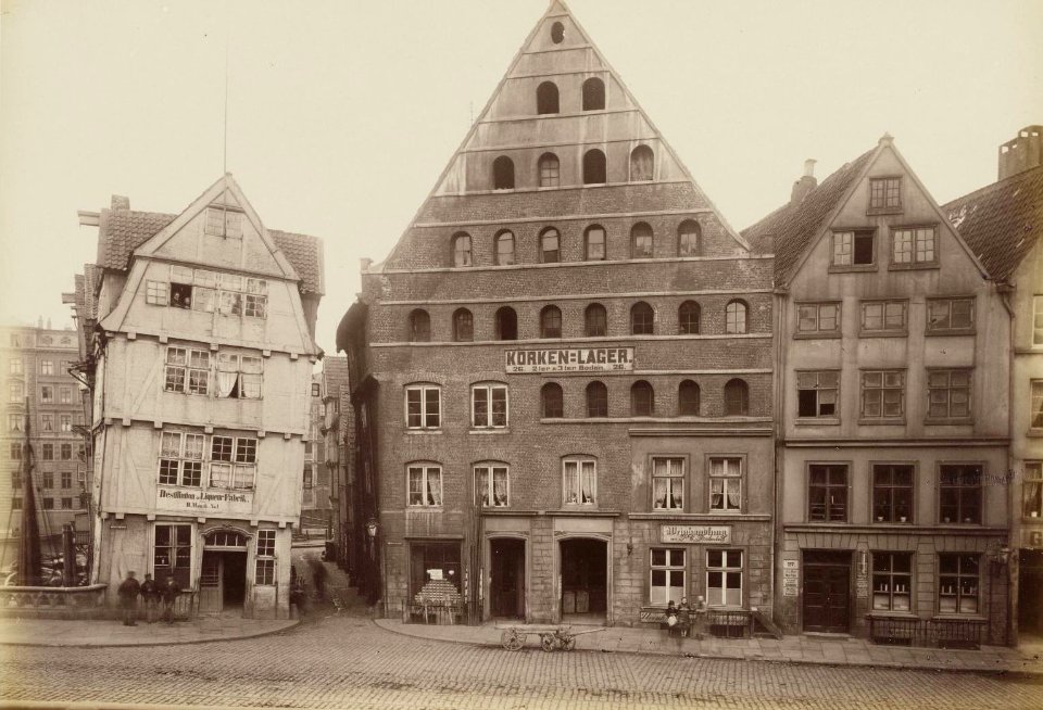Eingang in die Strasse beim Winserbaum (cropped)