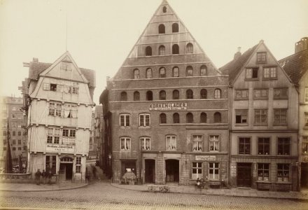 Eingang in die Strasse beim Winserbaum (cropped)