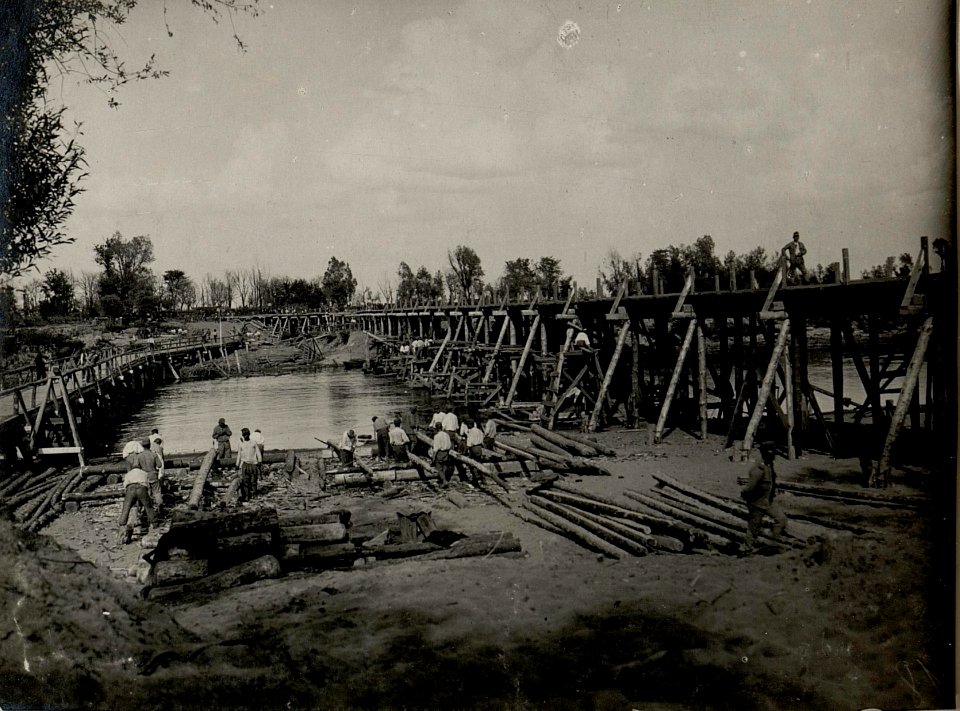 Eine im Bau befindliche Brück über den San. Aufgenommen im Juli 1915. (BildID 15540482)